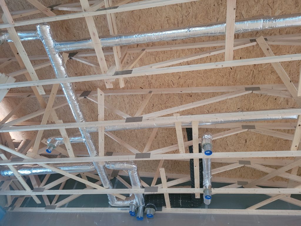 Ilmanvaihtokanavat kattoristikoiden välissä